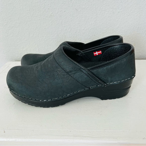 Sanita Tooled Embossed Floral Rose Black Sueded Leather Clogs 37 - Picture 4 of 7